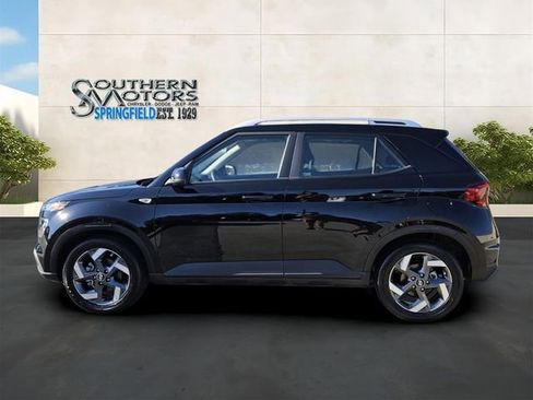 Used 2024 Hyundai Venue SEL FWD image 2