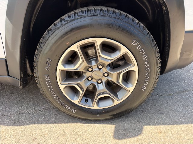 Used 2020 Jeep Cherokee Trailhawk AWD/4WD image 29