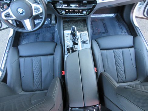 Used 2023 BMW 530e w/ M Sport Package image 17