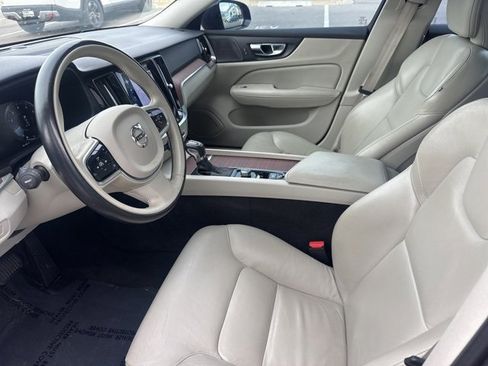 Used 2021 Volvo S60 T5 Momentum image 8