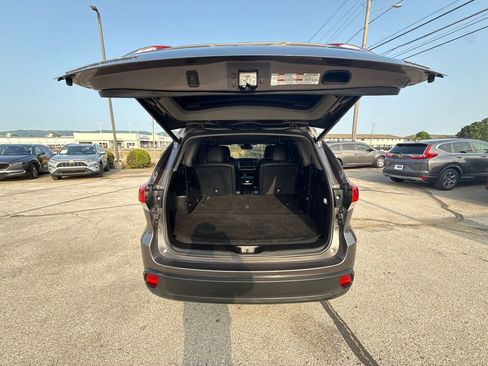 Used 2019 Toyota Highlander XLE FWD image 13