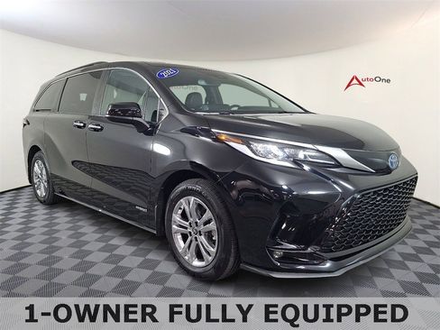 Used 2021 Toyota Sienna XSE w/ XSE Plus Package image 1