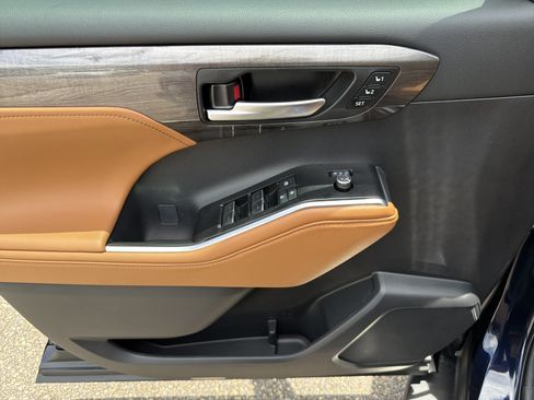 New 2026 Toyota Highlander Platinum AWD/4WD image 10