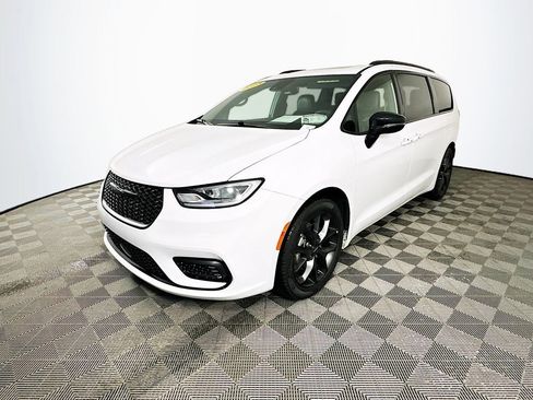 Certified 2025 Chrysler Pacifica Limited image 5