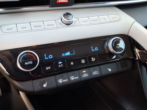 Certified 2025 Hyundai Elantra Limited FWD image 23