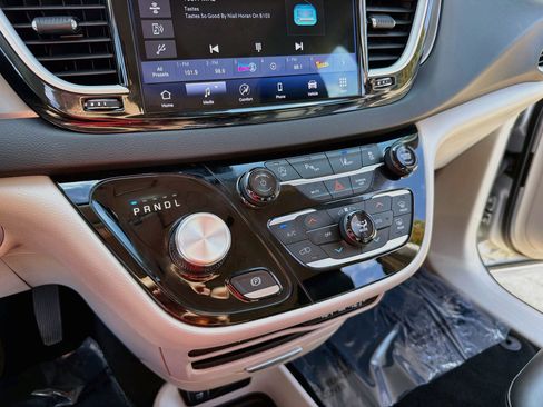 Used 2024 Chrysler Pacifica Touring-L FWD image 18