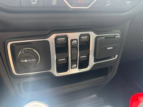 Used 2019 Jeep Wrangler Unlimited Sahara AWD/4WD image 26