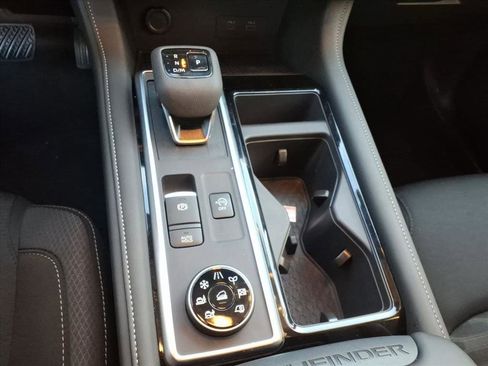 New 2025 Nissan Pathfinder SV image 14