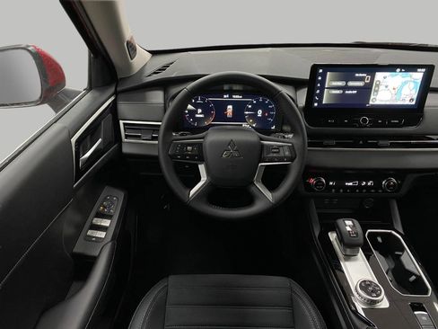 Used 2025 Mitsubishi Outlander SE image 14