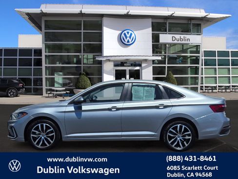 Used 2025 Volkswagen Jetta SE w/ Sunroof Package FWD image 7