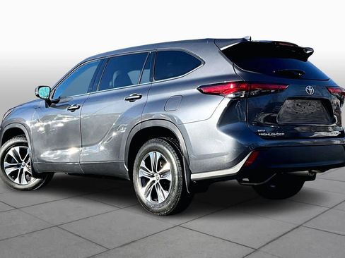 Certified 2022 Toyota Highlander XLE image 11