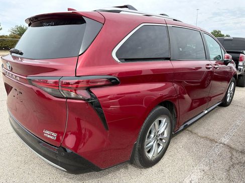 Used 2024 Toyota Sienna Limited FWD image 5