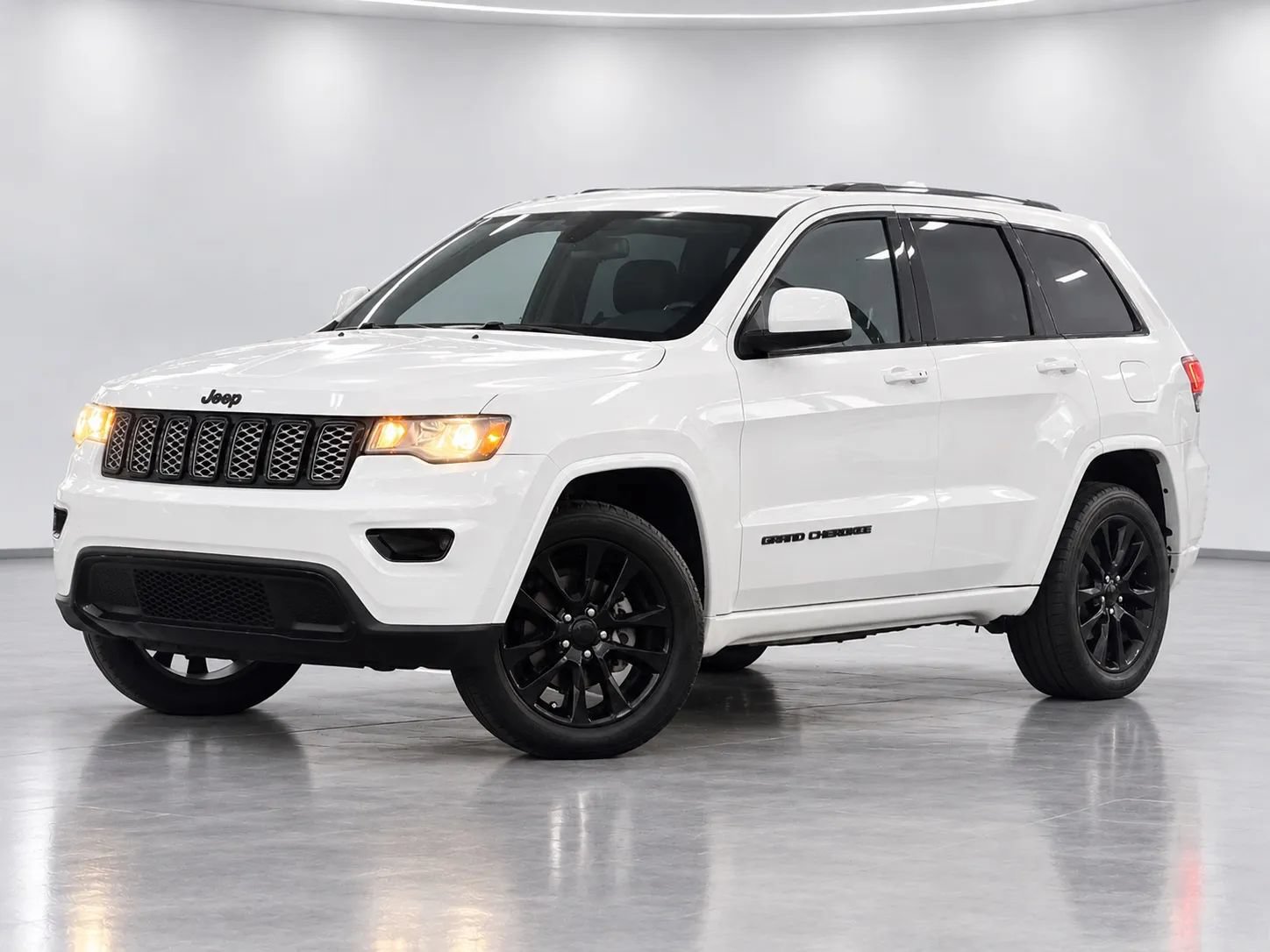 Used 2018 Jeep Grand Cherokee Altitude RWD image 2