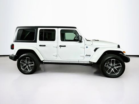 Used 2024 Jeep Wrangler Unlimited w/ Convenience Group AWD/4WD image 10