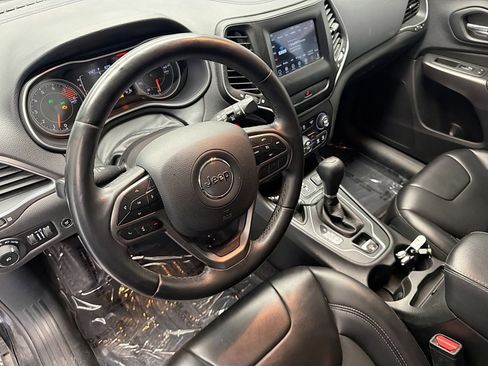 Used 2019 Jeep Cherokee Latitude Plus w/ Comfort/Convenience Group FWD image 7