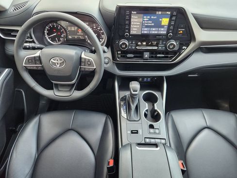 Used 2022 Toyota Highlander XLE FWD image 25