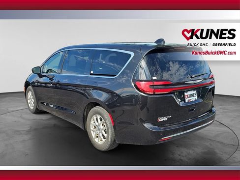 Used 2023 Chrysler Pacifica Touring-L FWD image 8