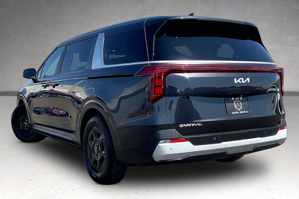 Used 2025 Kia Carnival FWD image 3