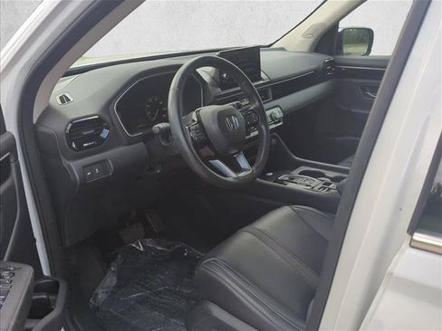 Used 2023 Honda Pilot Touring image 11