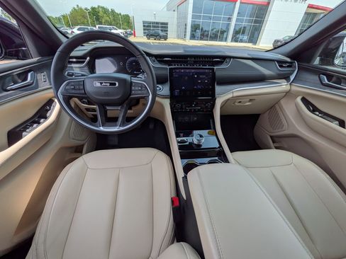 Used 2023 Jeep Grand Cherokee Limited w/ Black Appearance Package AWD/4WD image 12