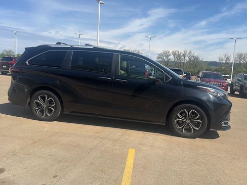 Used 2025 Toyota Sienna Platinum AWD/4WD image 7