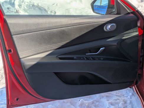 Certified 2022 Hyundai Elantra SE image 7