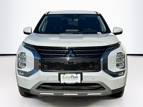 Used 2024 Mitsubishi Outlander SE image 2