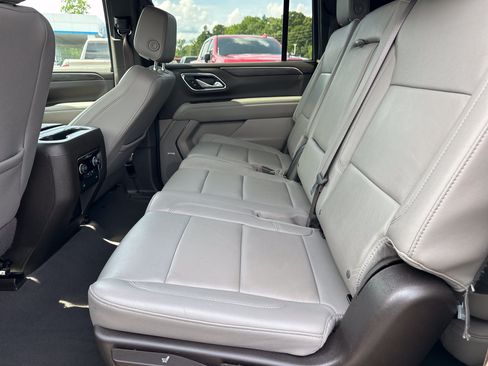 Used 2024 Chevrolet Suburban LT RWD image 21