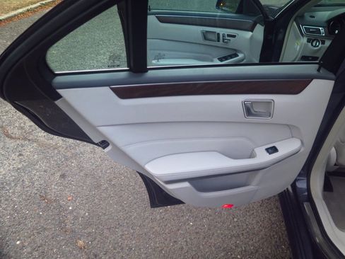 Used 2014 Mercedes-Benz E 350 4MATIC Sedan image 31