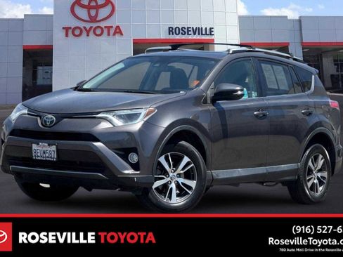 Used 2018 Toyota RAV4 XLE AWD/4WD image 1