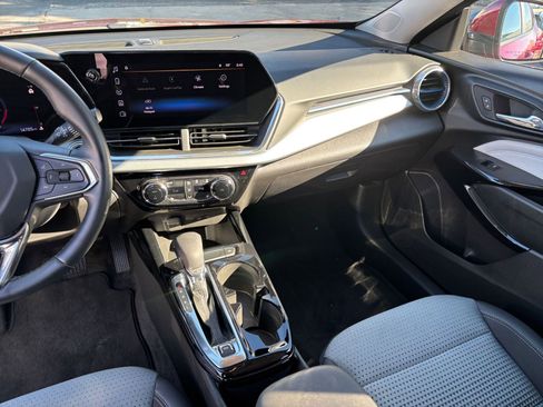 Used 2025 Chevrolet Trax LT w/ LT Convenience Package image 29