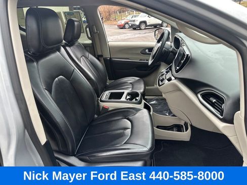 Used 2023 Chrysler Pacifica Touring-L image 10