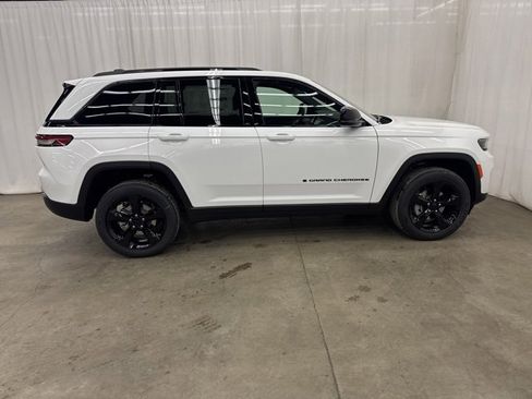 New 2025 Jeep Grand Cherokee Altitude image 26