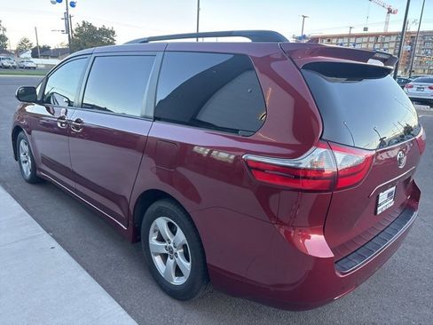 Used 2020 Toyota Sienna LE w/ LE Preferred Package image 5