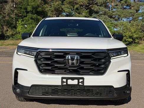 Used 2025 Honda Pilot Sport image 2
