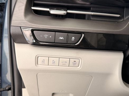 Used 2022 Kia Carnival EX image 26