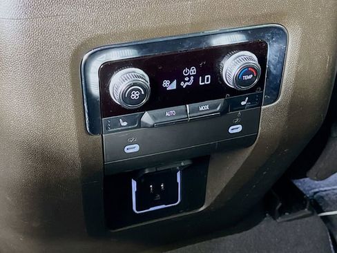 Used 2023 GMC Yukon XL SLT w/ SLT Premium Package AWD/4WD image 27