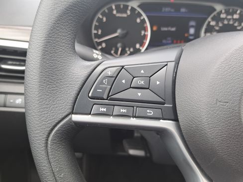Used 2025 Nissan Altima 2.5 SV FWD image 17