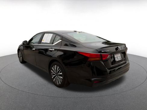 Used 2025 Nissan Altima 2.5 SV image 11
