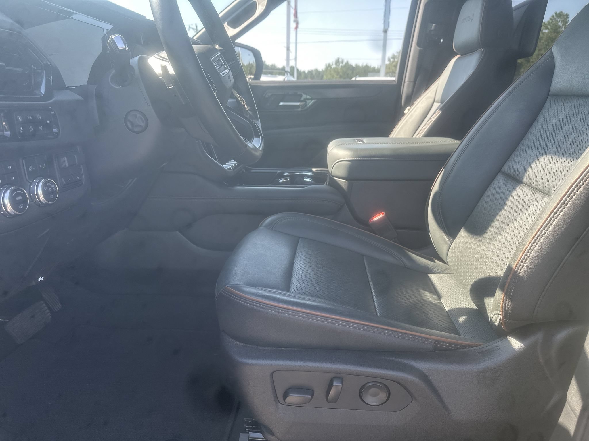 Used 2025 GMC Yukon AT4 w/ AT4 Premium Plus Package AWD/4WD image 16