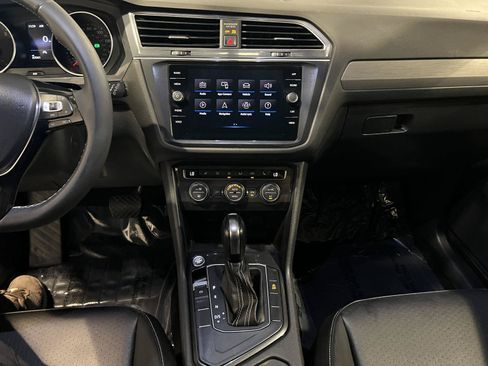 Used 2021 Volkswagen Tiguan SE FWD image 17