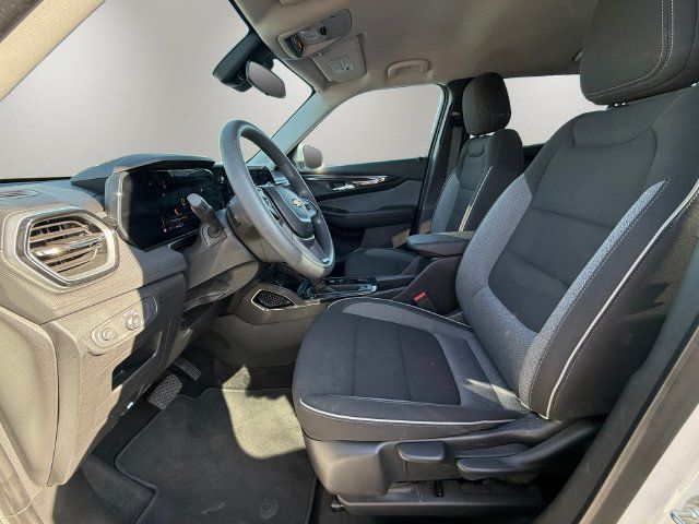 Used 2025 Chevrolet TrailBlazer LT AWD/4WD image 9