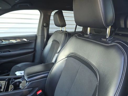 Used 2023 Jeep Grand Cherokee Altitude image 7