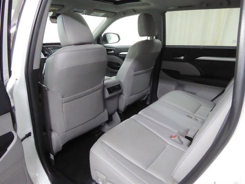 Used 2019 Toyota Highlander XLE AWD/4WD image 27