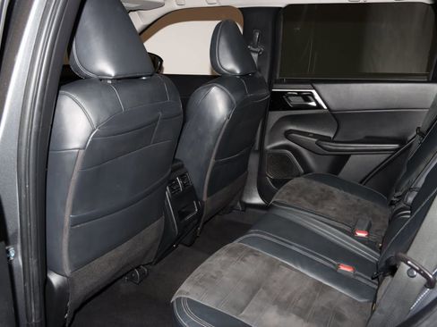 Used 2022 Mitsubishi Outlander SE image 53