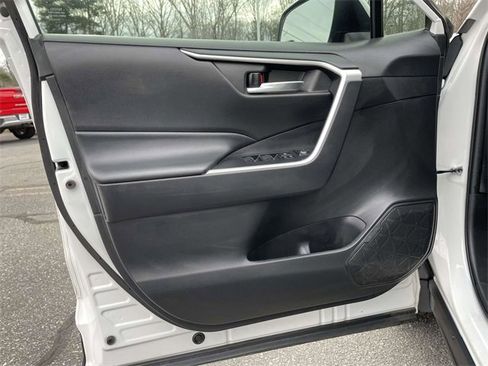 Used 2022 Toyota RAV4 XLE image 16