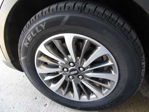 Used 2019 Lincoln Nautilus Select image 13