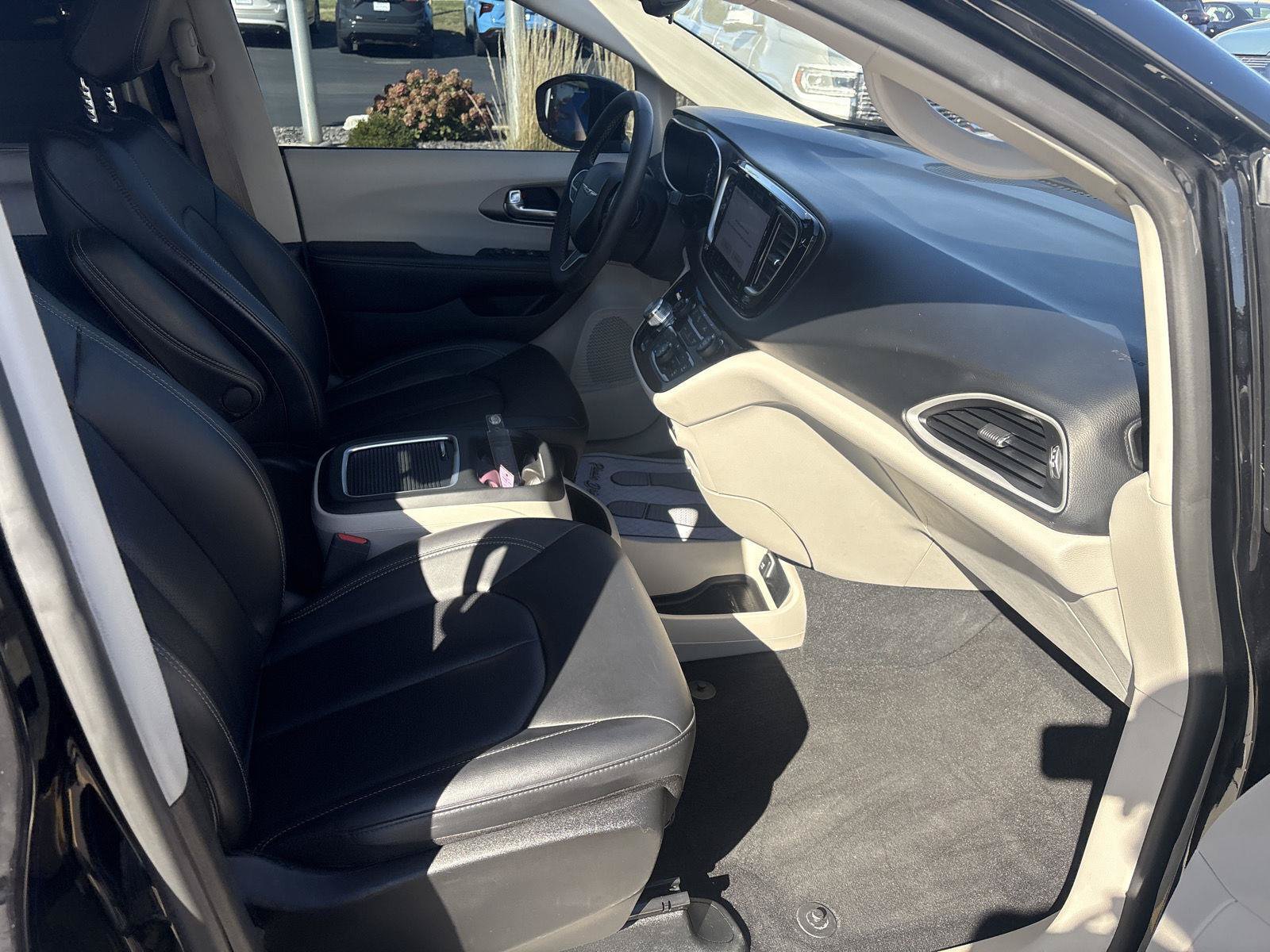 Used 2024 Chrysler Pacifica Touring-L FWD image 15