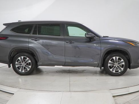 Used 2024 Toyota Highlander XLE AWD/4WD image 15