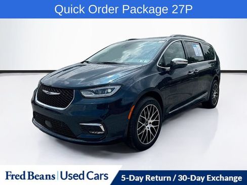 Used 2022 Chrysler Pacifica Limited w/ Uconnect Theater Family Group AWD/4WD image 3